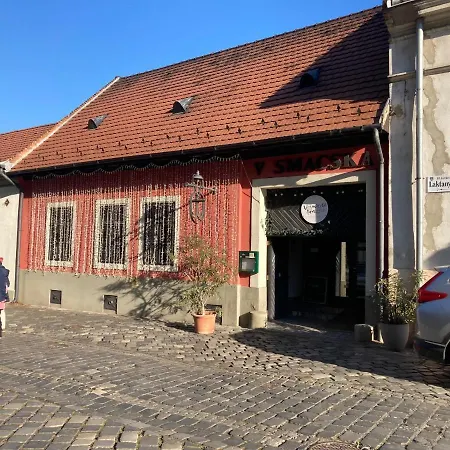 Poppy Flower بودابست