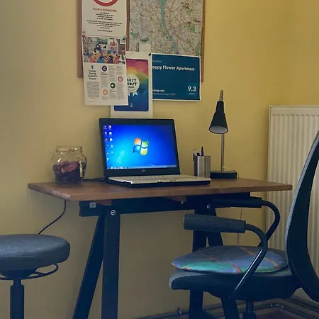 Poppy Flower بودابست