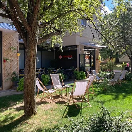 Poppy Flower بودابست